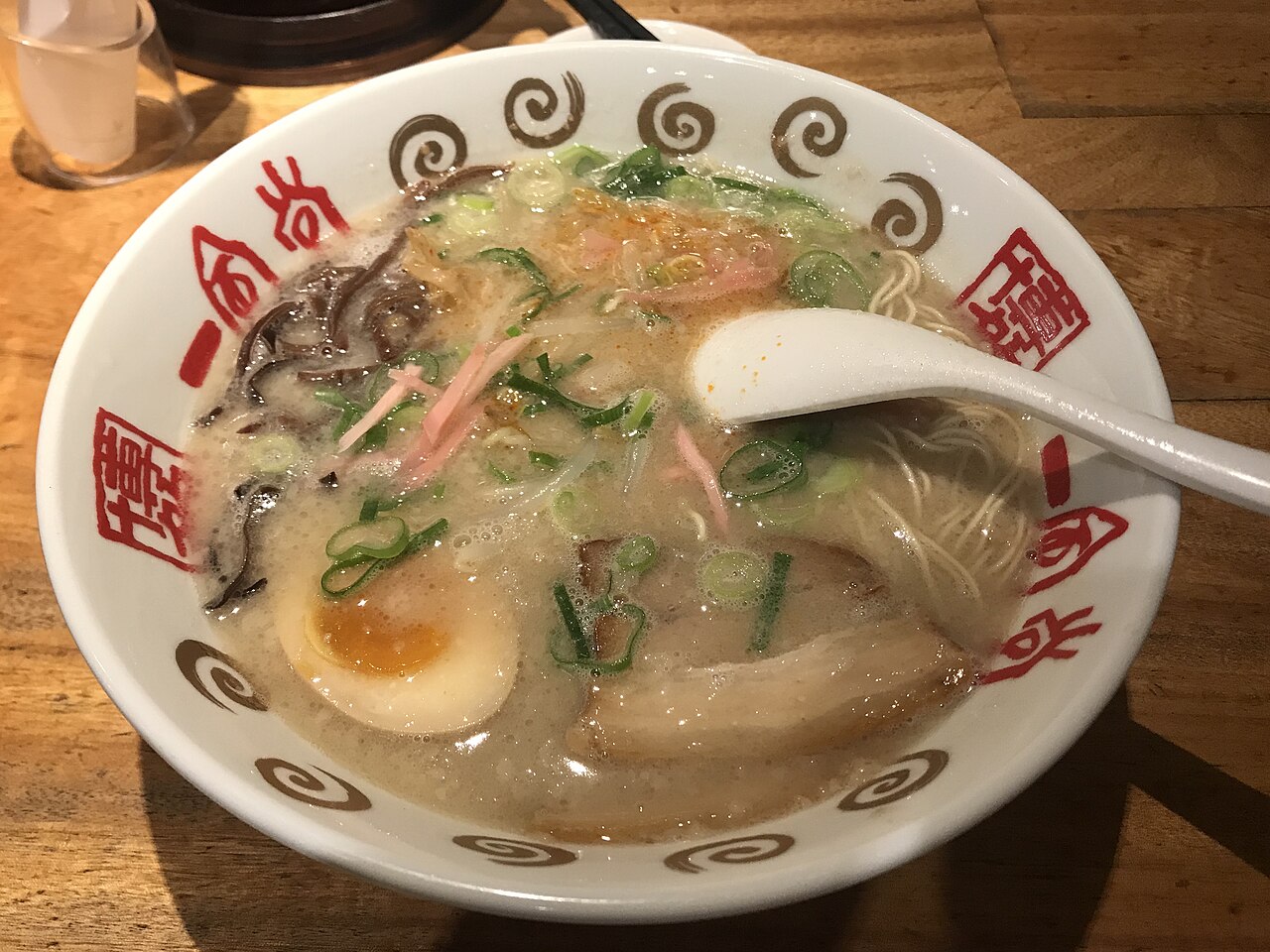 一風堂の白丸ラーメン（大名本店での注文例）の提供例