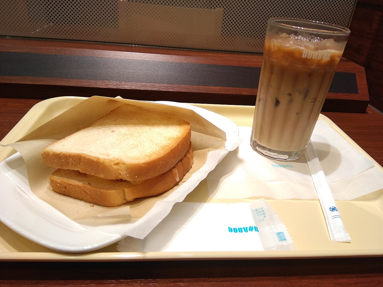 ドトール三鷹北口店で提供されたハムチーズサンドとアイスカフェラテ（2018年）