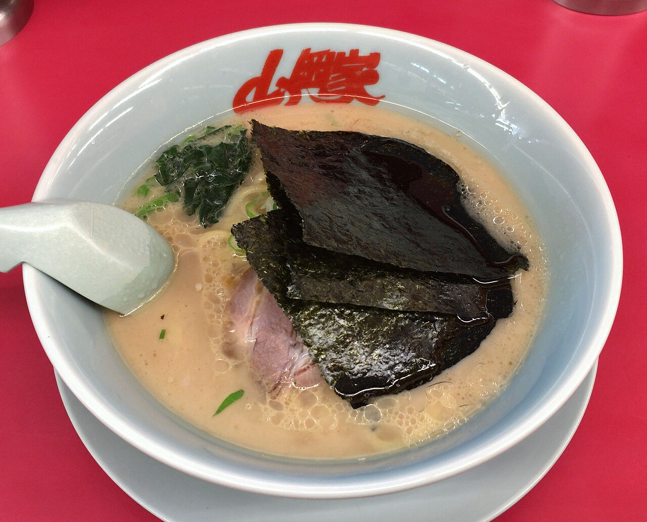 山岡家の醤油ラーメンの提供例