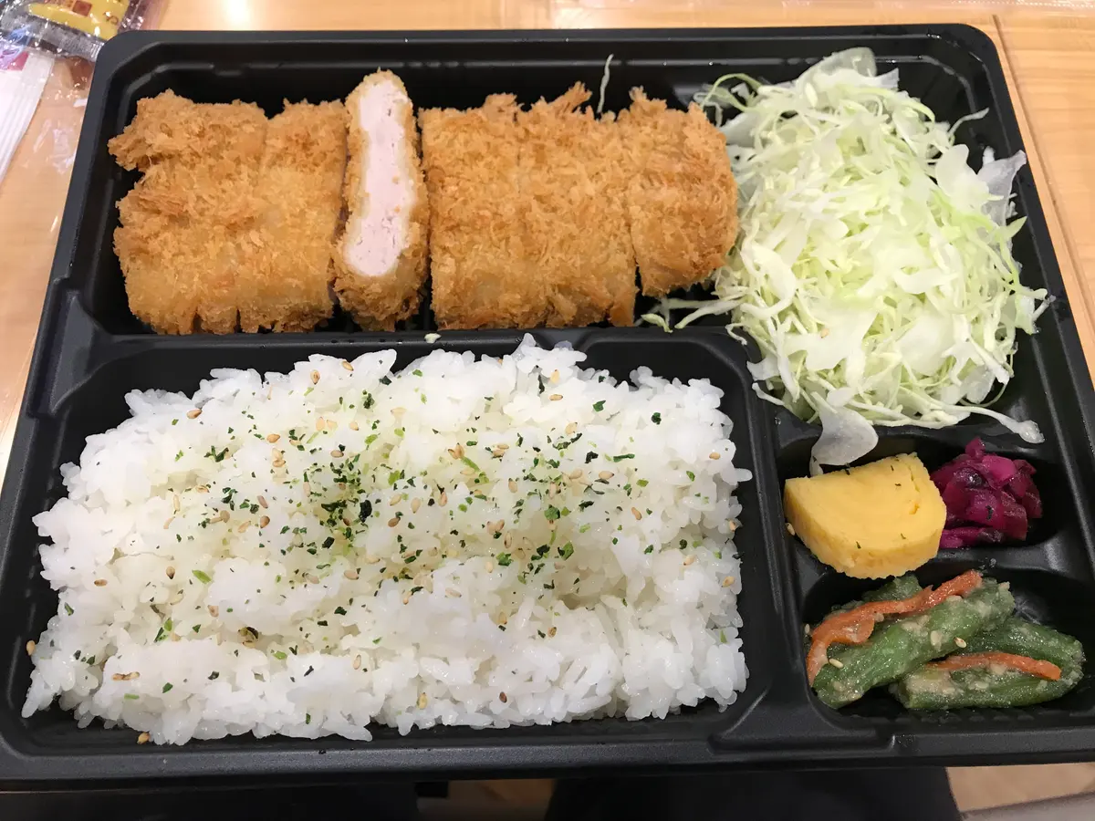 札幌市内で購入されたさぼてんのロースかつ弁当(2020年11月7日撮影)