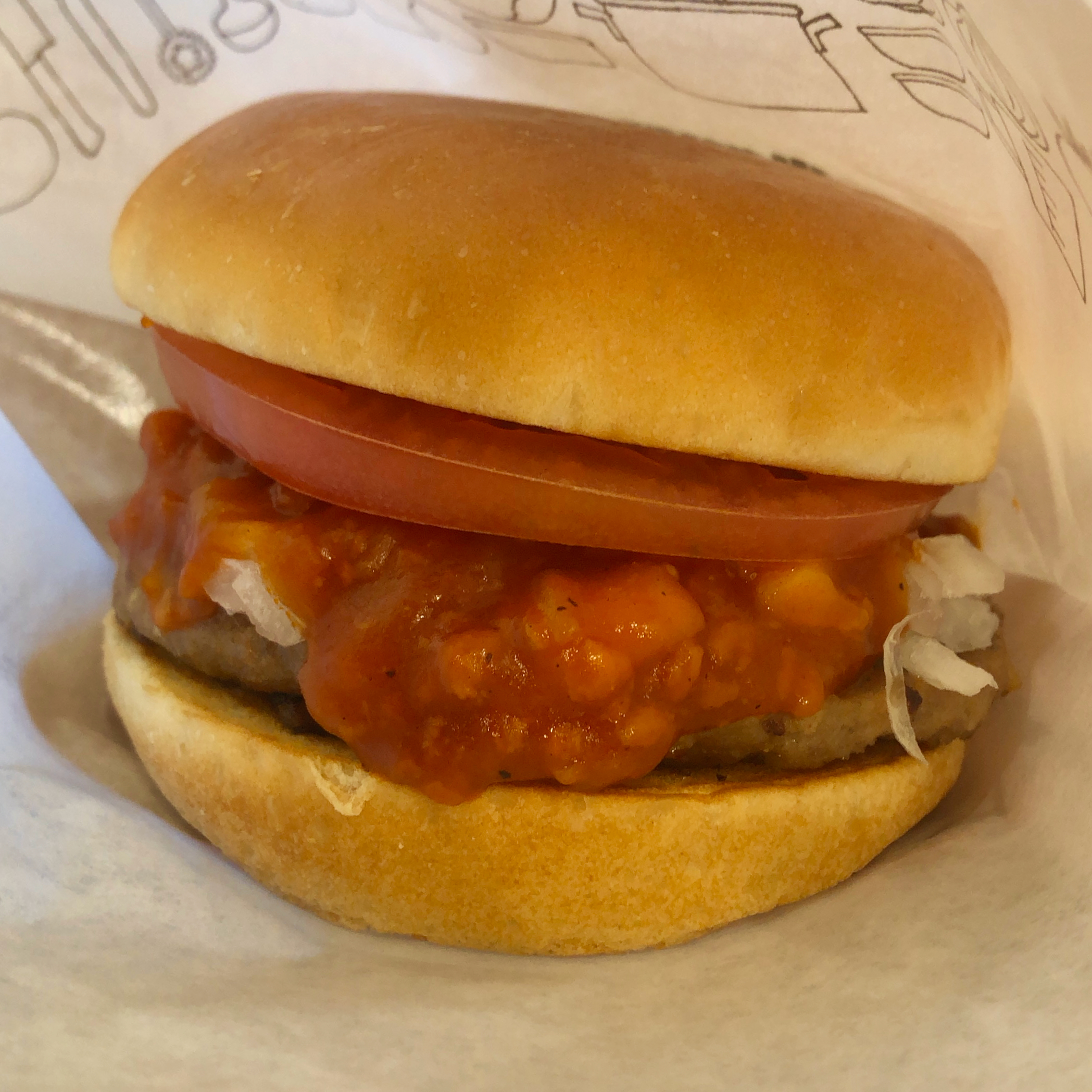 トマトとミートソースが見えるモスバーガーの参考写真
