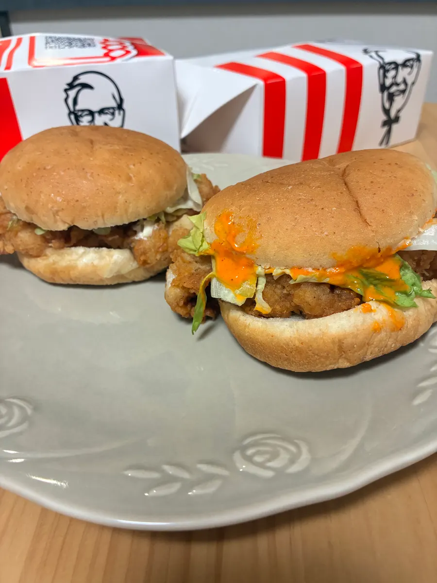 通常版とレッドホットソースのオリジナルチキンバーガー