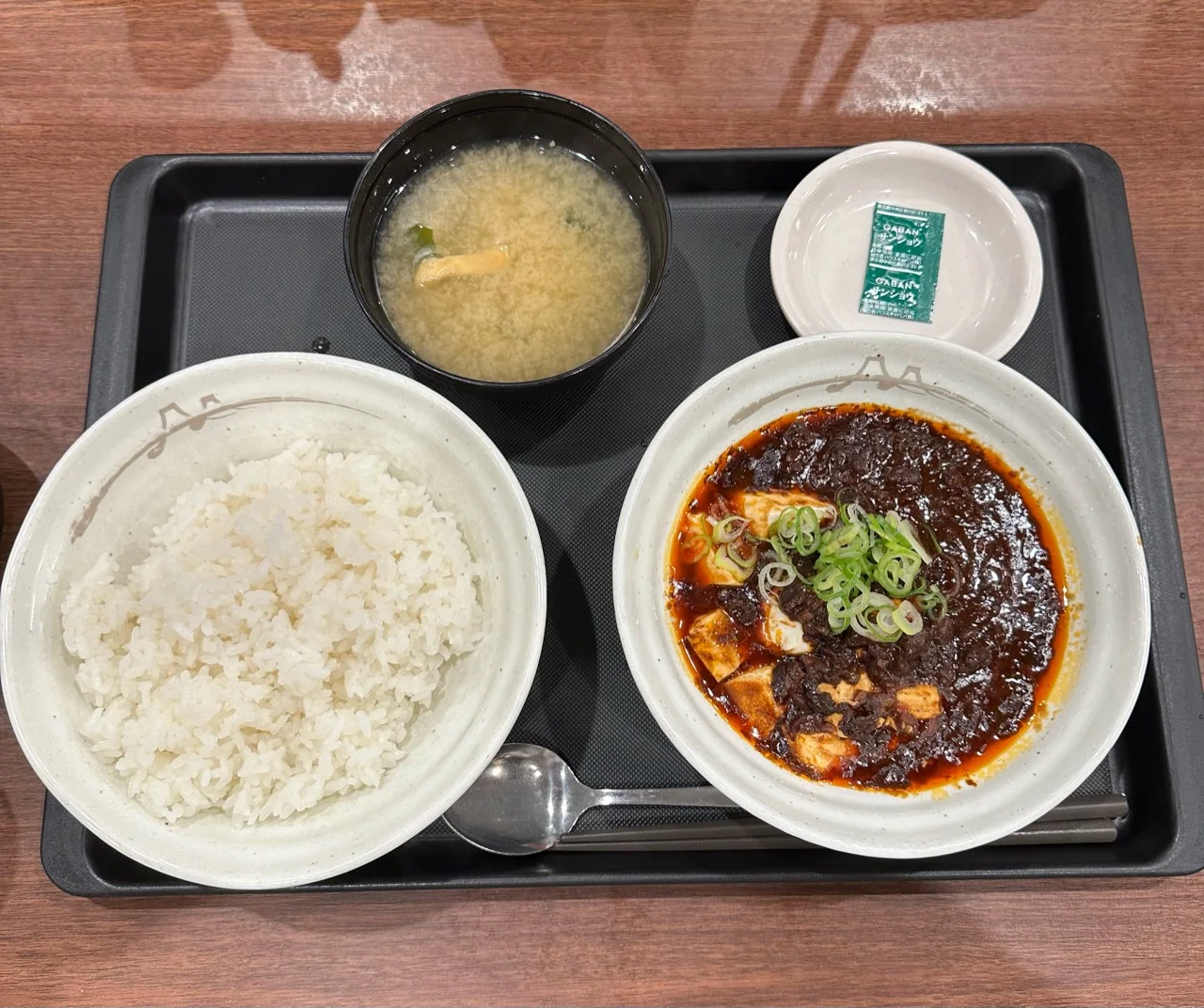 松屋の黒麻婆豆腐と大盛りライス、みそ汁、別添えの山椒