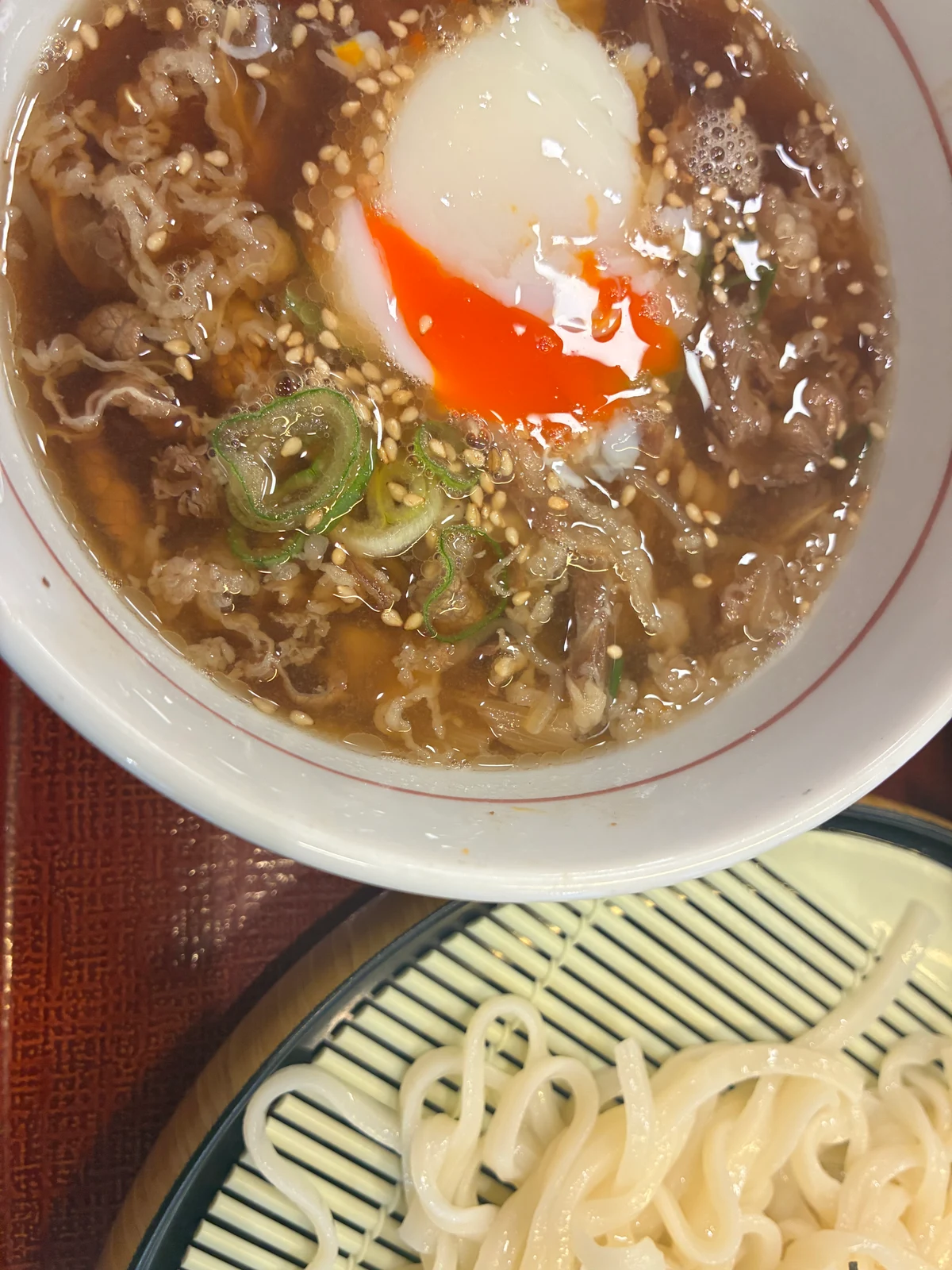 牛肉のつけ汁に加えた温たま。白身と鮮やかな卵黄が見える