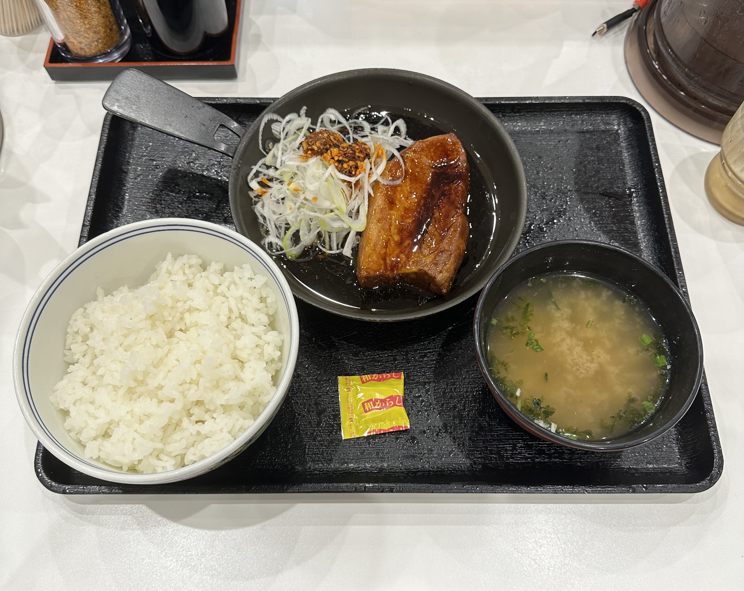 吉野家の厚切り豚角煮定食。角煮と白髪ねぎ、ご飯、みそ汁